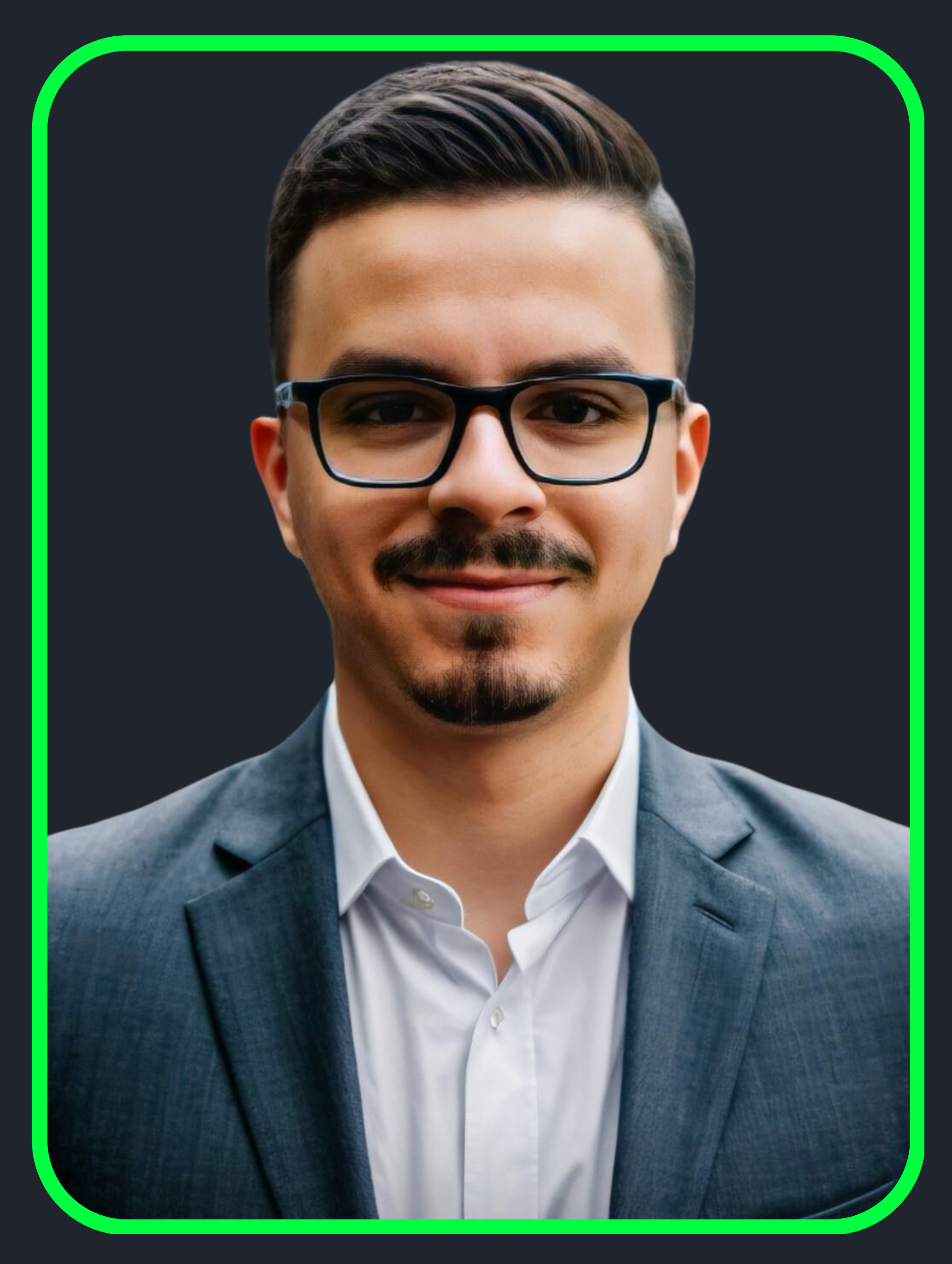 Foto de um homem com uma camiseta preta, de frente para a camera e sorrindo 